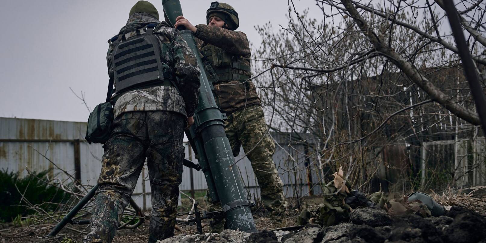 Ukrainische Soldaten feuern einen Mörser auf russische Stellungen an der Frontlinie bei Bachmut ab.