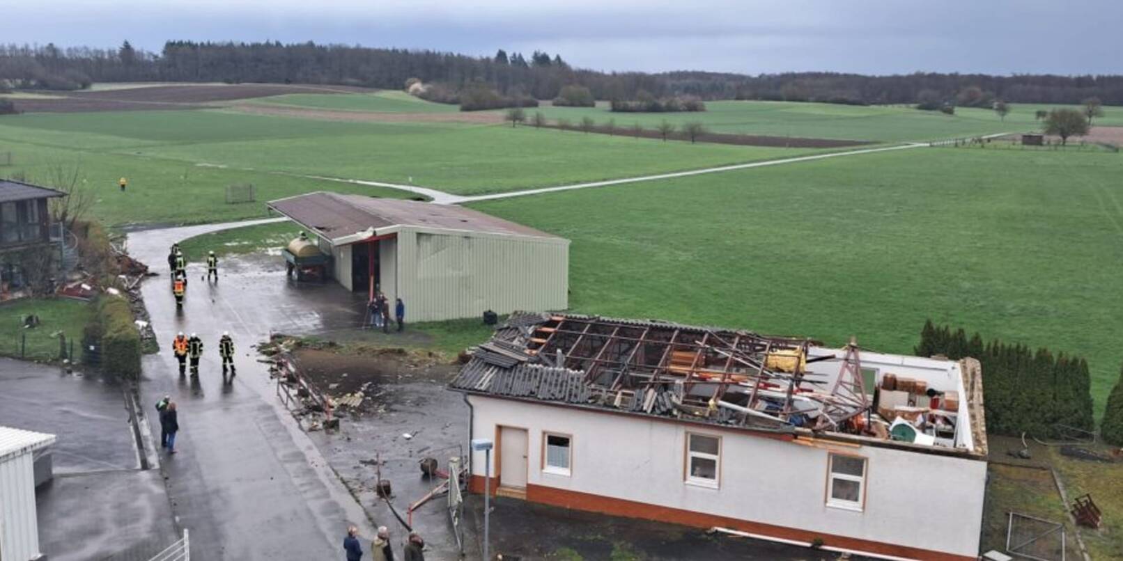 Die von der Feuerwehr Fernwald-Annerod zur VErfügung gestellte Aufnahme zeigt ein beschädigtes Dach in der Gemeinde Fernwald im mittelhessischen Landkreis Gießen.