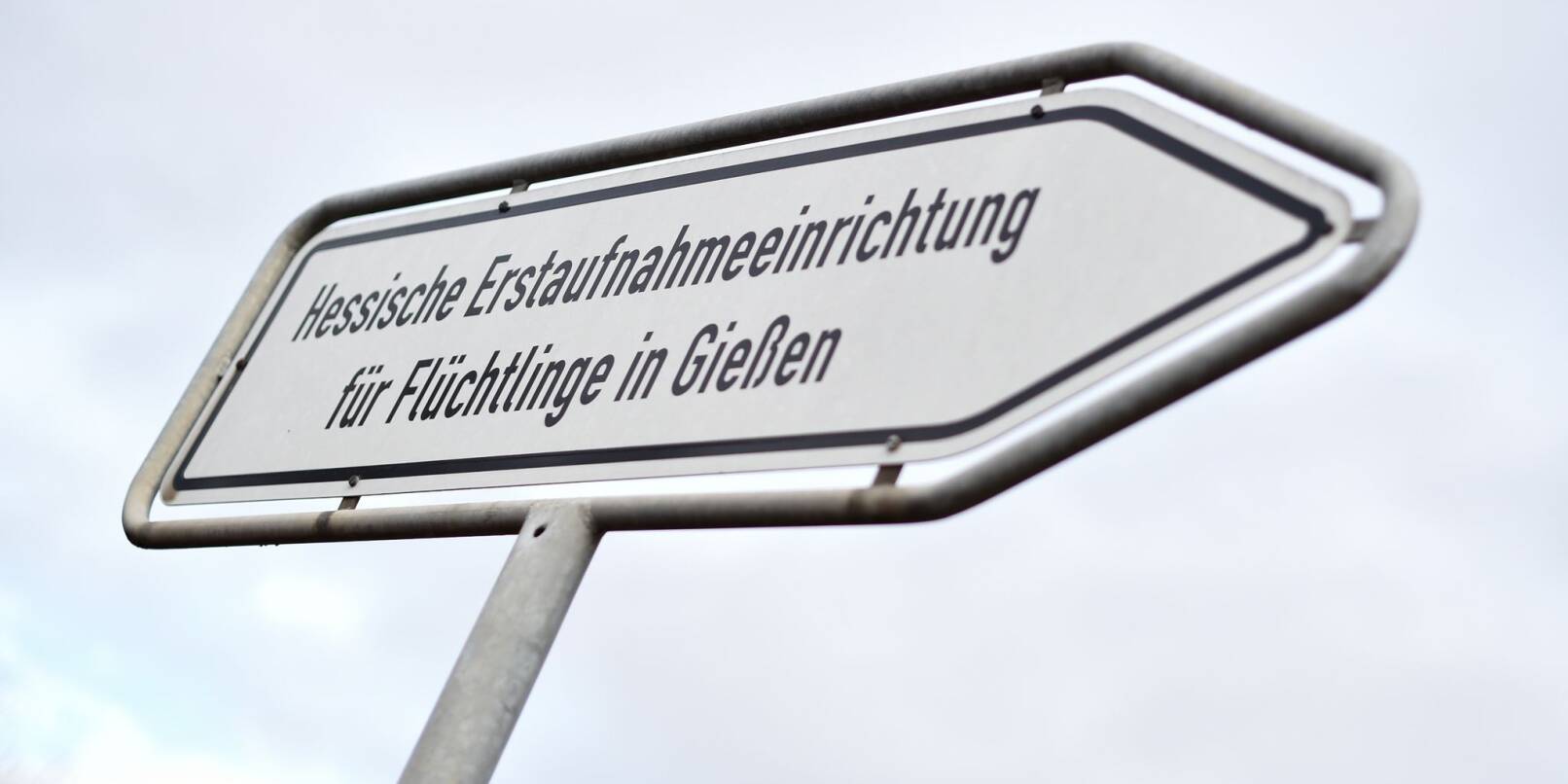 Ein Schild mit der Aufschrift «Hessische Erstaufnahmeeinrichtung für Flüchtlinge in Gießen».