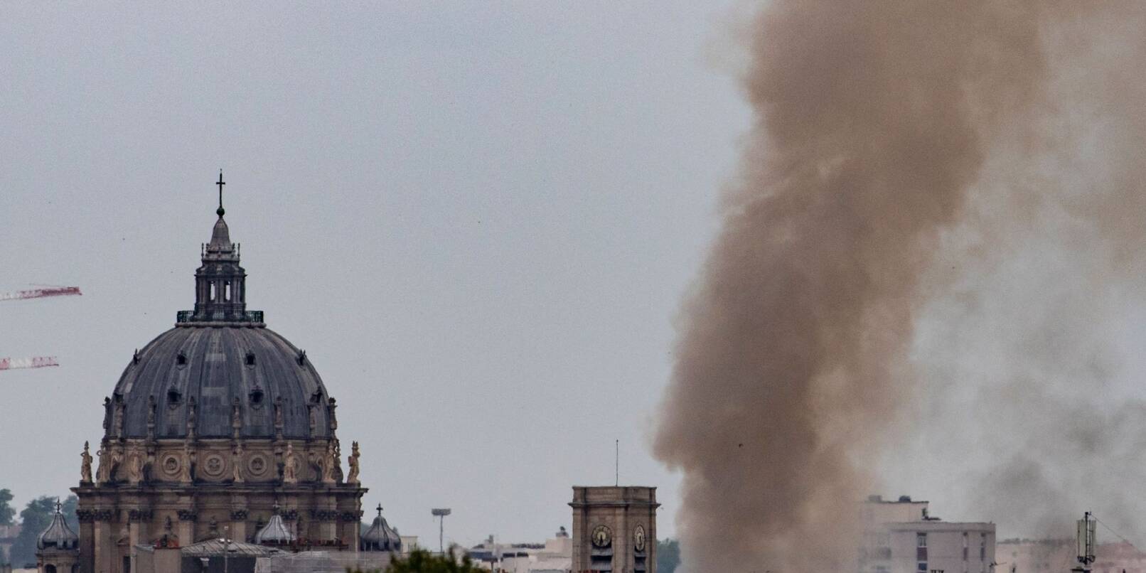 Rauch steigt aus einem Gebäude am Place Alphonse-Laveran in der Nähe des Doms des Val de Grace (l) in Paris auf.