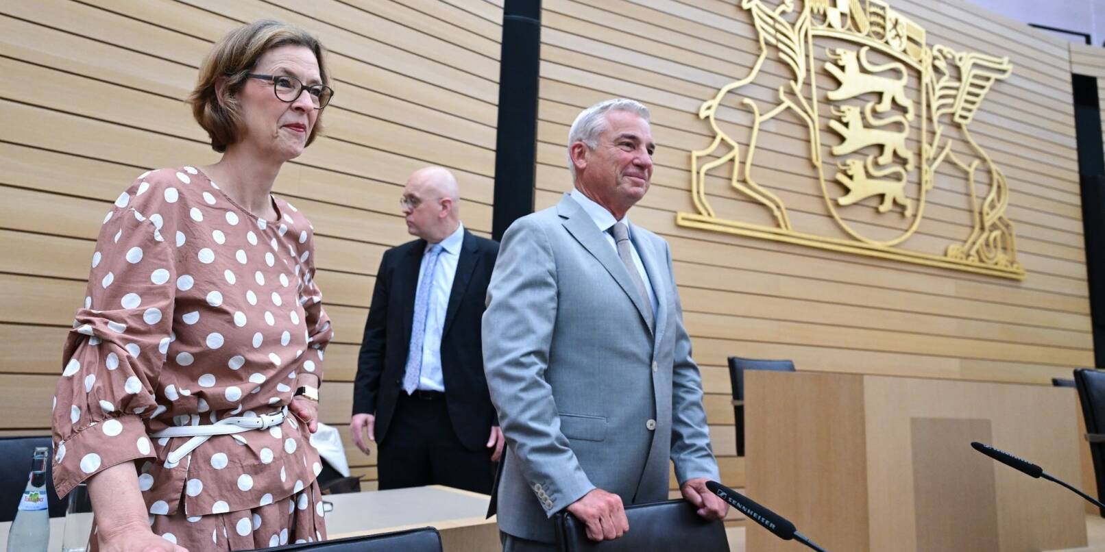 Beate Bube (l), die Präsidentin des Landesamtes für Verfassungsschutz und Thomas Strobl (r, CDU), Innenminister von Baden-Württemberg, stehen im Landtag.