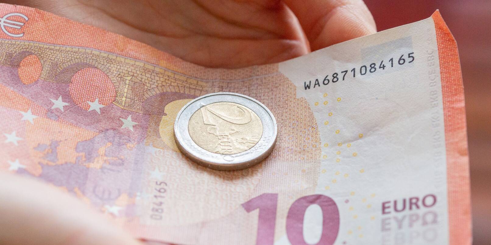 Der gesetzliche Mindestlohn liegt momentan bei 12 Euro in der Stunde.