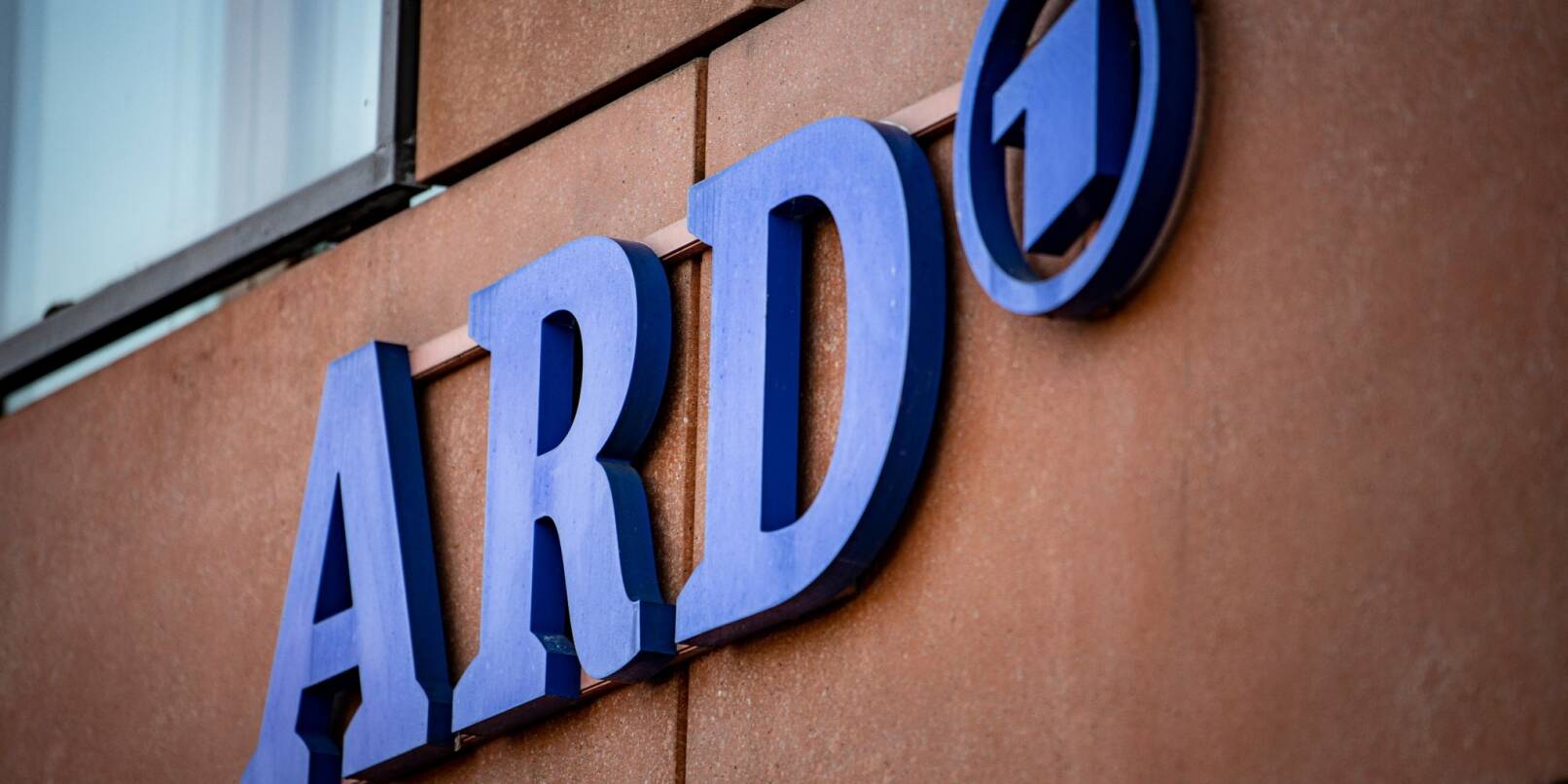 Das ARD-Logo an der Fassade des ARD-Hauptstadtstudios im Regierungsviertel. Das ARD-Logo an der Fassade des ARD-Hauptstadtstudios im Regierungsviertel.