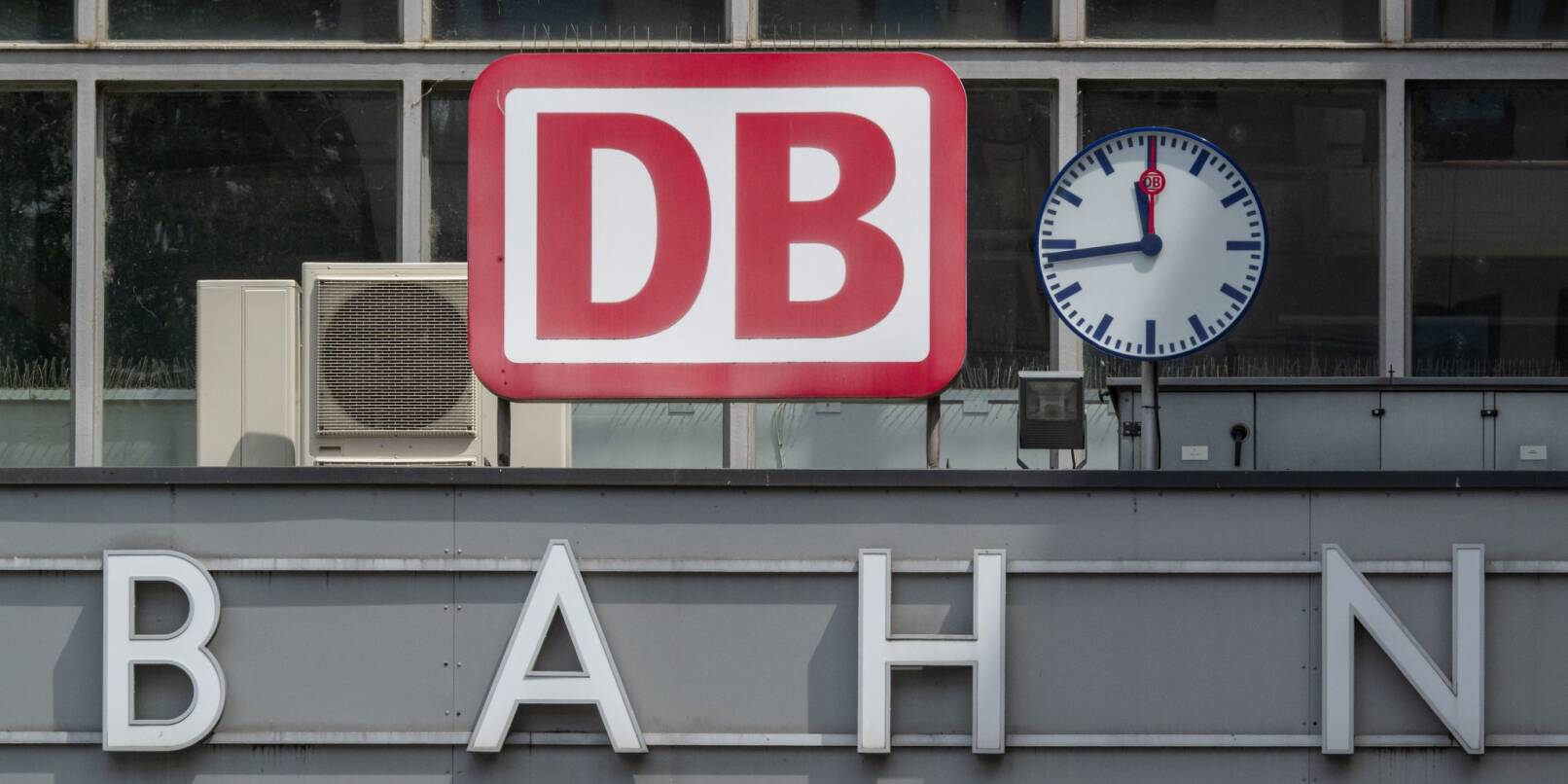 Das Logo der Deutschen Bahn über dem Eingang zum Münchner Hauptbahnhof.