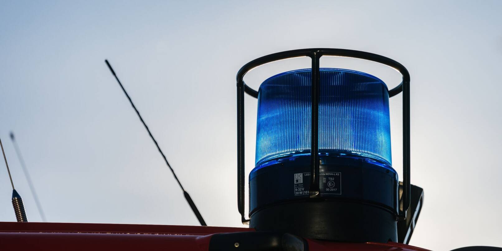 Ein Blaulicht auf dem Dach eines Einsatzfahrzeugs der Feuerwehr. Ein Blaulicht auf dem Dach eines Einsatzfahrzeugs der Feuerwehr.