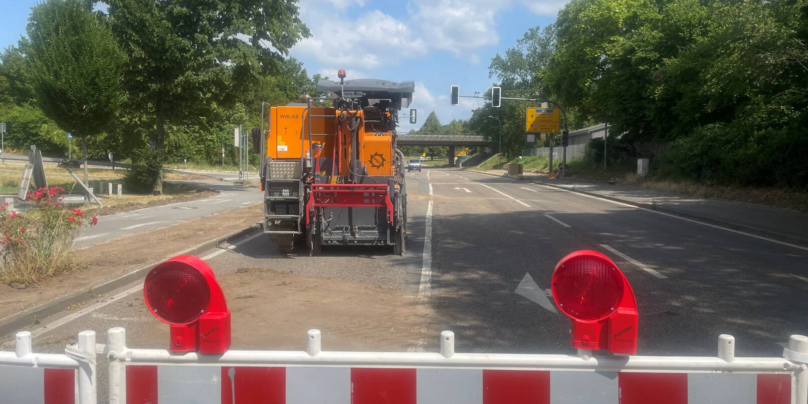 Bis zum 7. Juli ist die B 3 zwischen dem Kreisverkehr zum Gewerbegebiet Nord und dem Abzweig nach Sulzbach/Hemsbach voll gesperrt (Bild). Ende August beginnen dann Arbeiten auf der B38 zwischen Autobahnkreuz und der "Automeile" Viernheimer Straße.