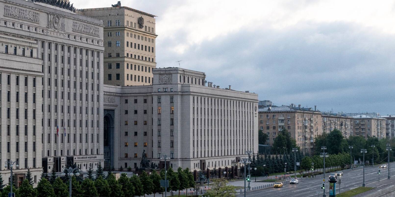 Ein Blick auf das Gebäude des russischen Verteidigungsministeriums mit Flugabwehrsystemen auf dem Dach in Moskau.
