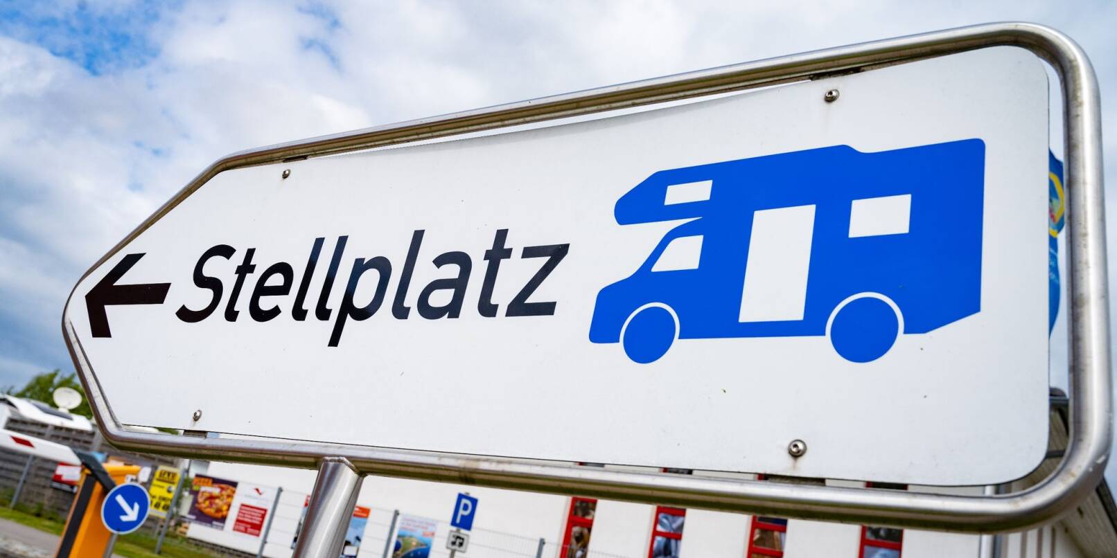 Ein Hinweisschild für Wohnmobile weist den Weg an einem Wohnmobilcampingplatz in Stralsund.
