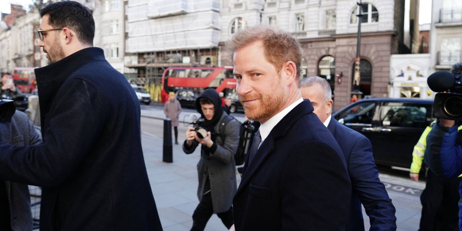 Prinz Harry vor der Anhörung vor dem Royal Courts Of Justice in London.