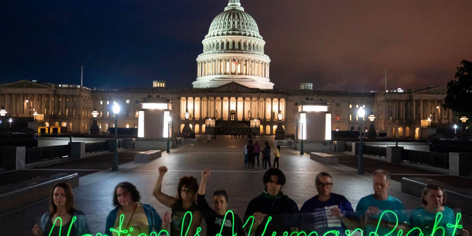 Aktivisten begehen den ersten Jahrestag der Entscheidung des Obersten Gerichtshofs um das Recht auf Abtreibung in Washington DC.