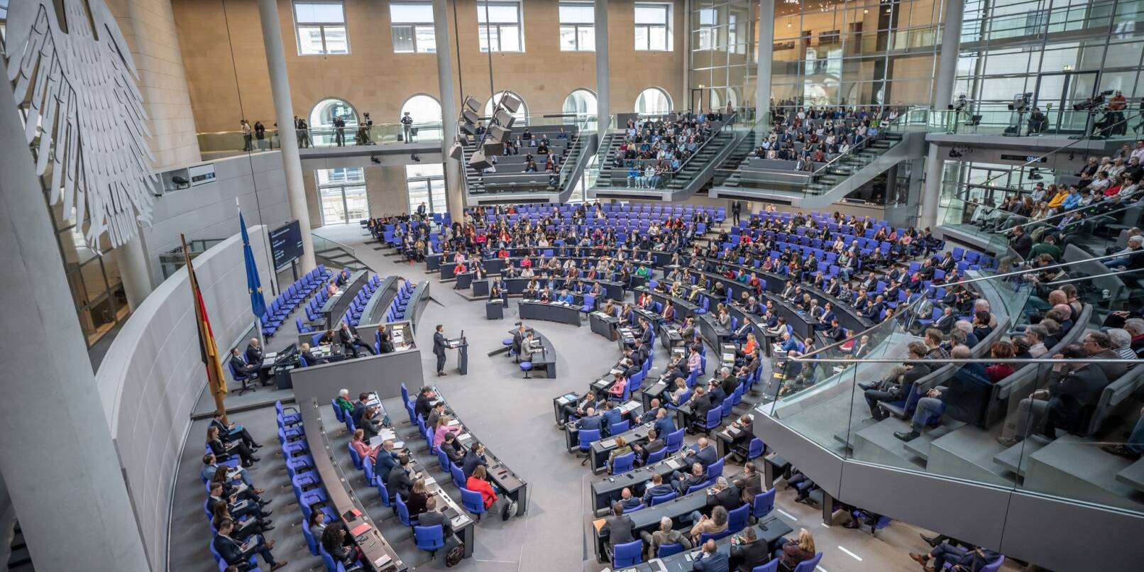 Parlamentarier debattieren im Bundestag. Es gibt einen Trend: immer mehr «Denglisch», also das Mischen von deutscher und englischer Sprache.