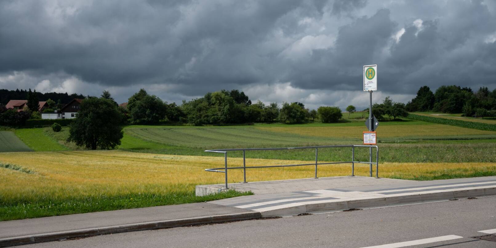 Ein Schild weist auf eine Bushaltestelle in Laichingen hin. Ein Schild weist auf eine Bushaltestelle in Laichingen hin.