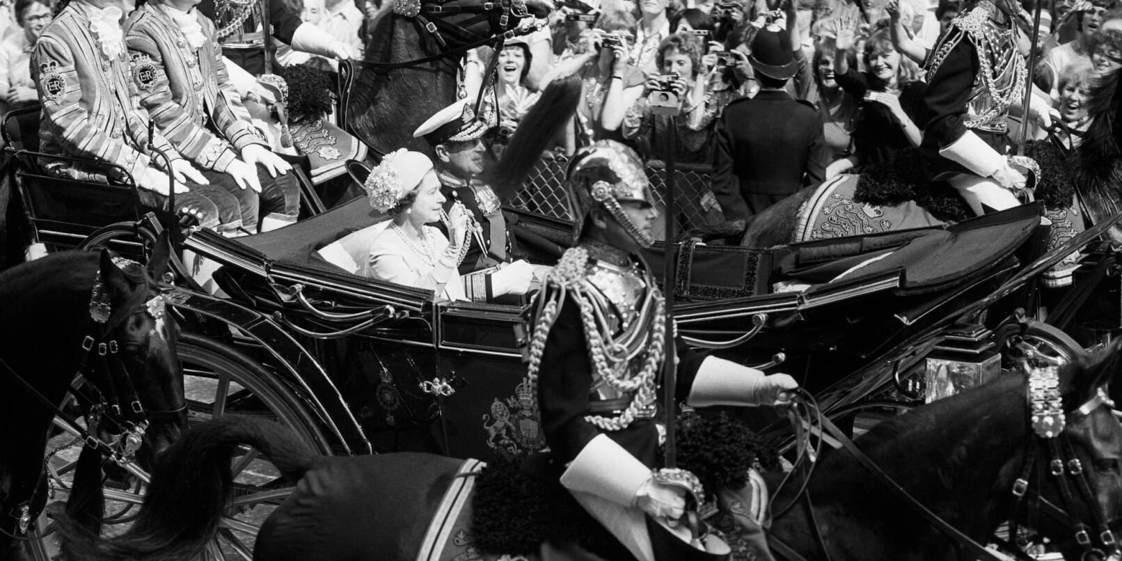 Die Königin und der Herzog von Edinburgh fahren anlässlich der Hochzeit des Prinzen von Wales und Lady Diana Spencer die Fleet Street entlang. Mit dabei: der ehemalige Lakai Paul Whybrew (ganz links).