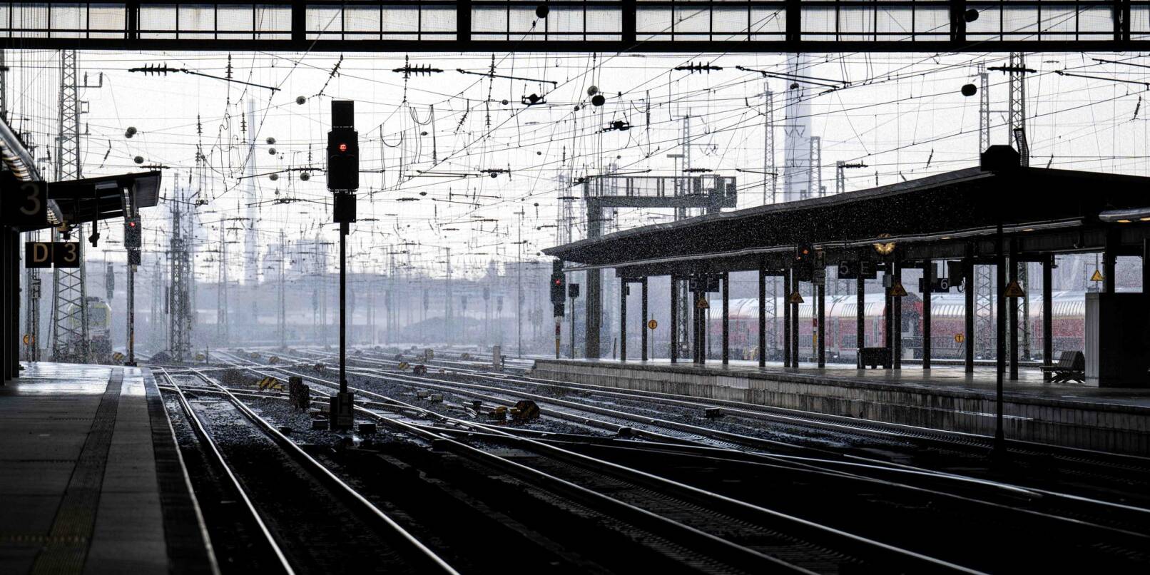 Der Bahnsteig vom Bremer Hauptbahnhof ist menschenleer. Mit einem großangelegten bundesweiten Warnstreik haben die Gewerkschaften EVG und Verdi weite Teile des öffentlichen Verkehrs lahmgelegt.