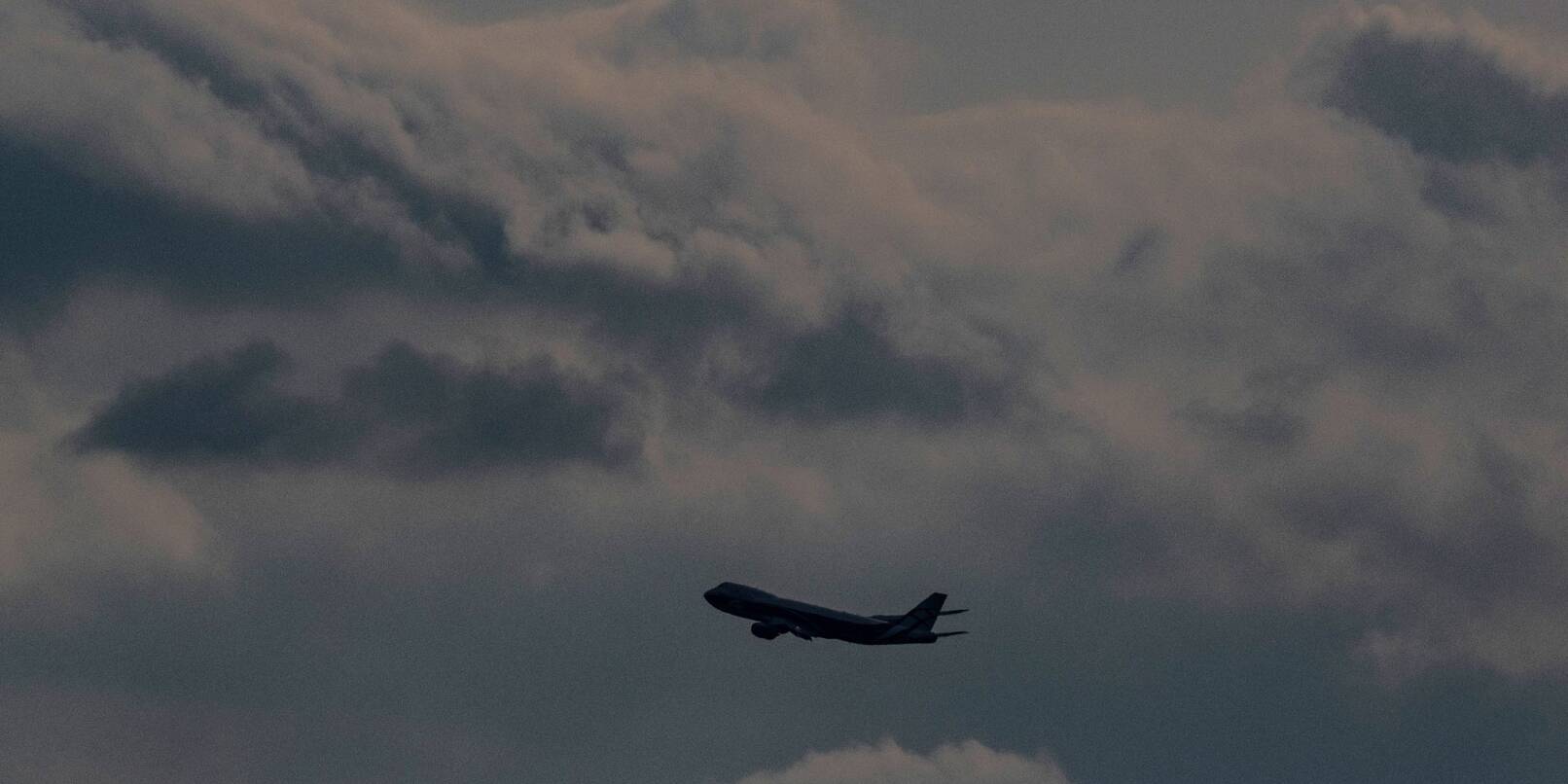 Ein Flugzeug fliegt nach dem Start durch eine Wolkenbank Ein Flugzeug fliegt nach dem Start durch eine Wolkenbank