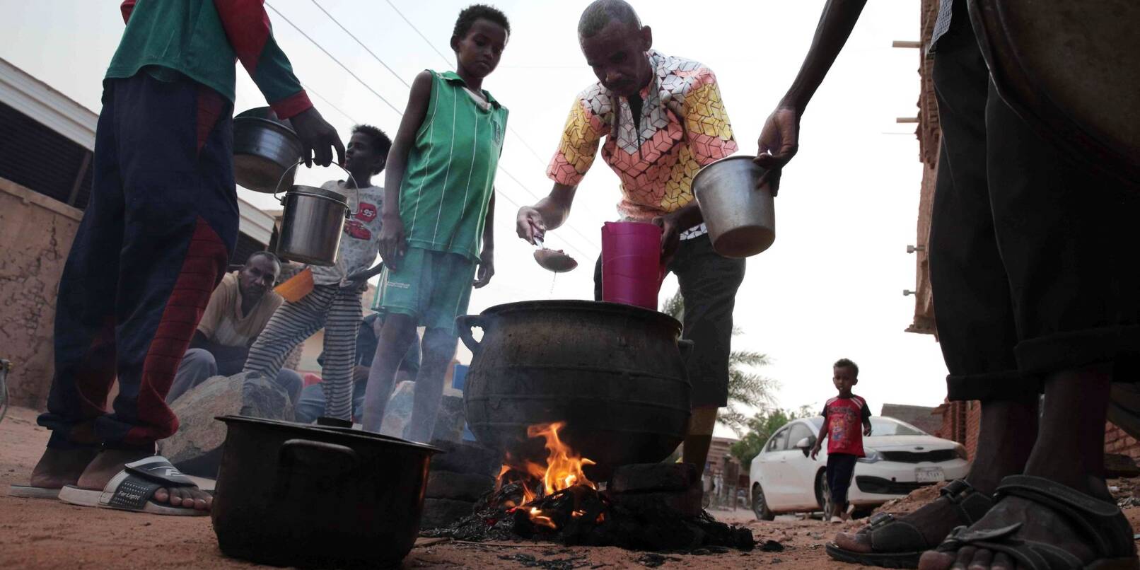 Menschen bereiten in einem Viertel von Khartum Essen zu. Im Sudan soll eine Waffenpause gelten.