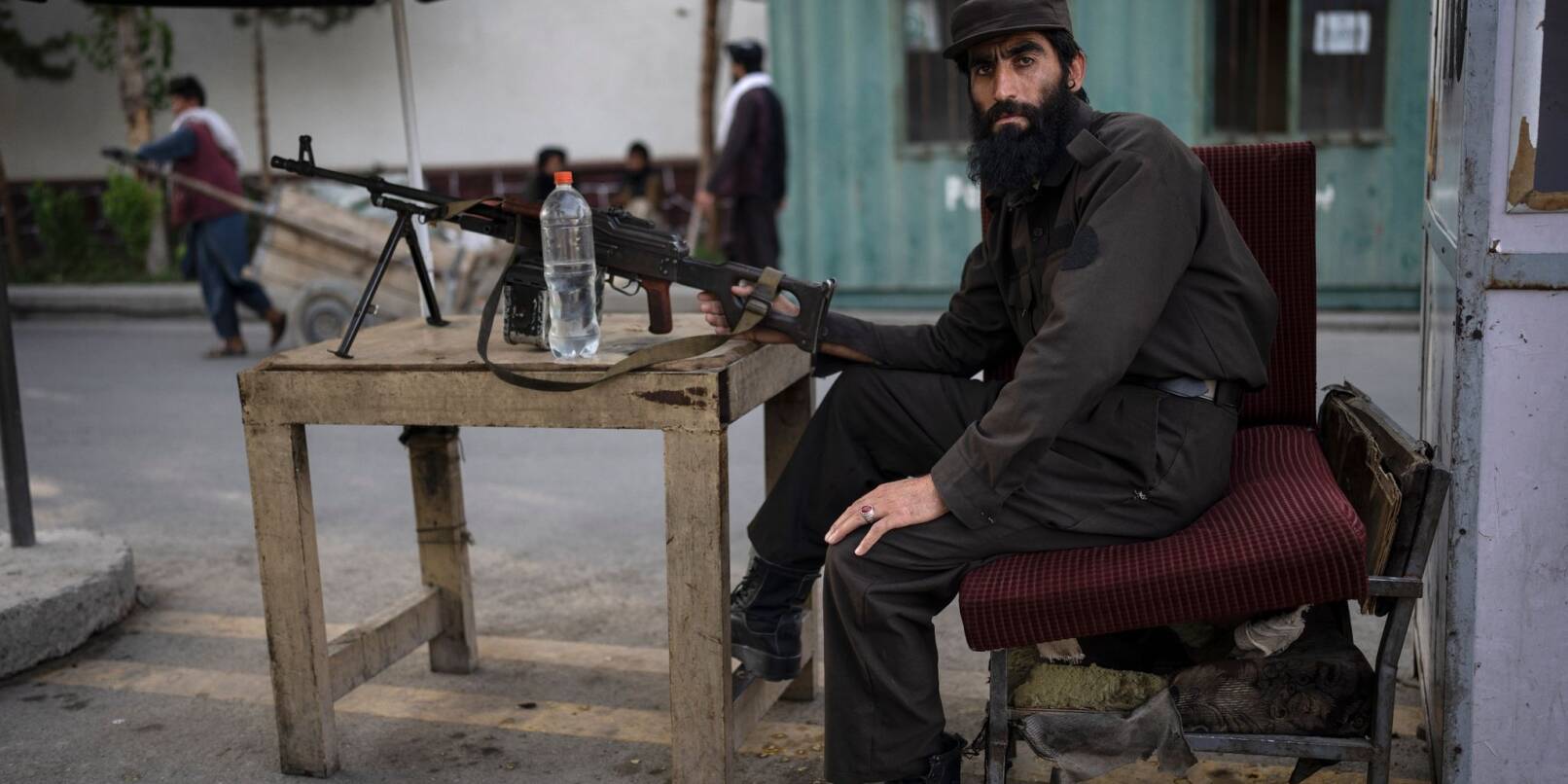 Ein Soldat der Taliban hält ein Maschinengewehr an einem Kontrollpunkt in Kabul: Auch nach der Machtübernahme der Taliban sterben Zivilisten.