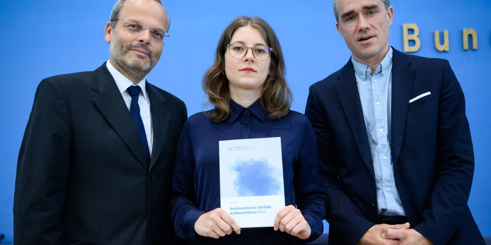 Felix Klein (l-r) stellt zusammen mit Bianca Loy, und Benjamin Steinitz den Jahresbericht „Antisemitische Vorfälle in Deutschland 2022“ vor.