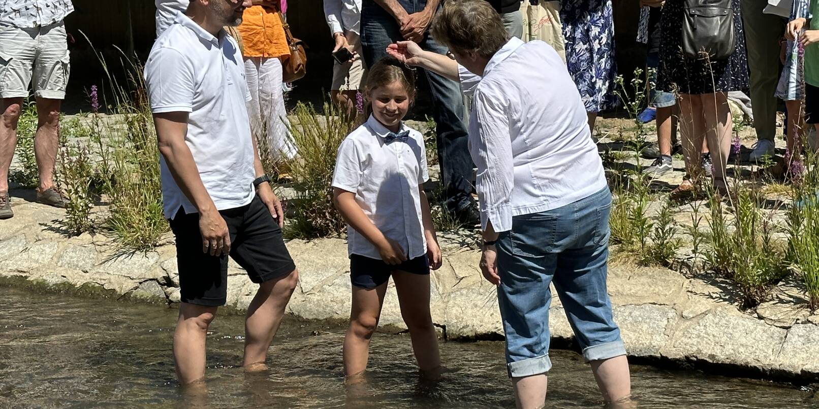 Wie einst im Jordan: Pfarrerin Ute Haizmann taufte am Sonntag allerdings mit dem Wasser der Weschnitz – ein besonderes Erlebnis.