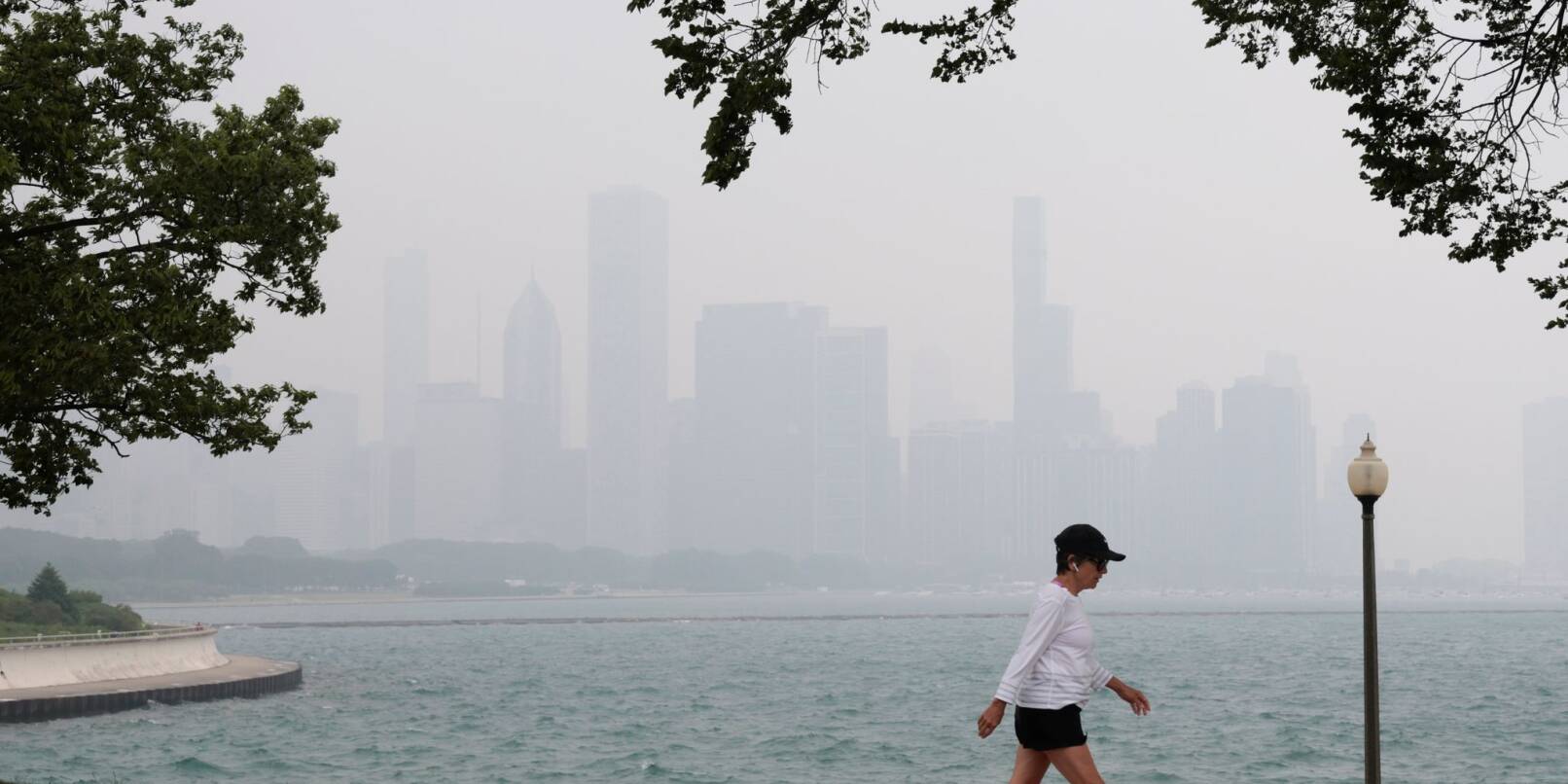 Die Skyline von Chicago ist in Dunst gehüllt. Waldbrände in Kanada zusammen mit höheren Ozonwerten sorgen weiterhin für schlechte Sichtverhältnisse und Luftqualitätswarnungen in der Region.