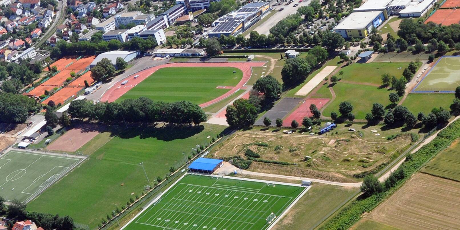Rund um das Sepp-Herberger-Stadion und die Waidallee haben sich viele Weinheimer Sportvereine angesiedelt – darunter die beiden größten Sportvereine TSG und AC Weinheim (Archiv-Luftbild).