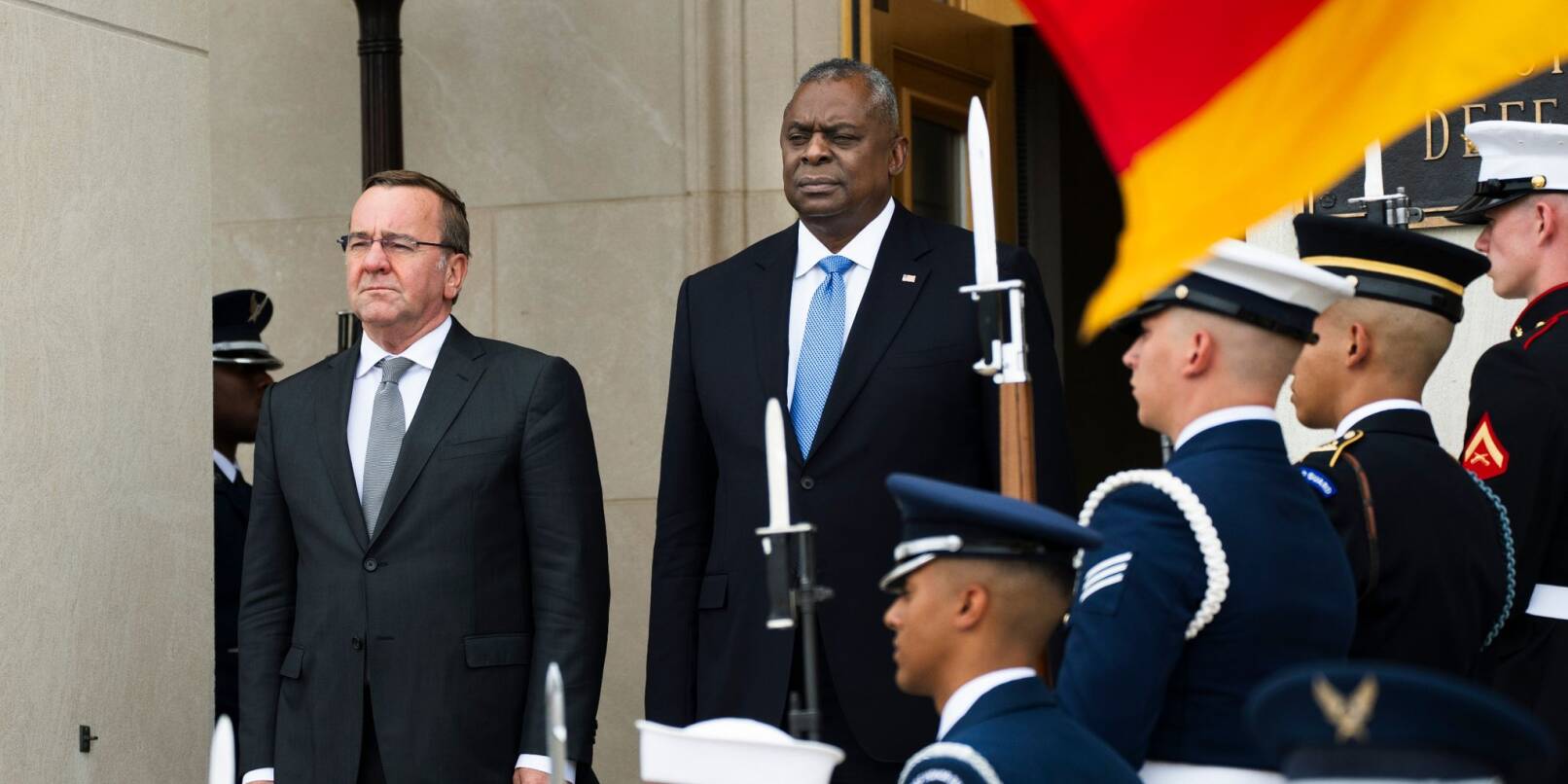 US-Verteidigungsminister Lloyd Austin begrüßt seinen deutschen Amtskollegen Boris Pistorius im Pentagon. US-Verteidigungsminister Lloyd Austin begrüßt seinen deutschen Amtskollegen Boris Pistorius im Pentagon.