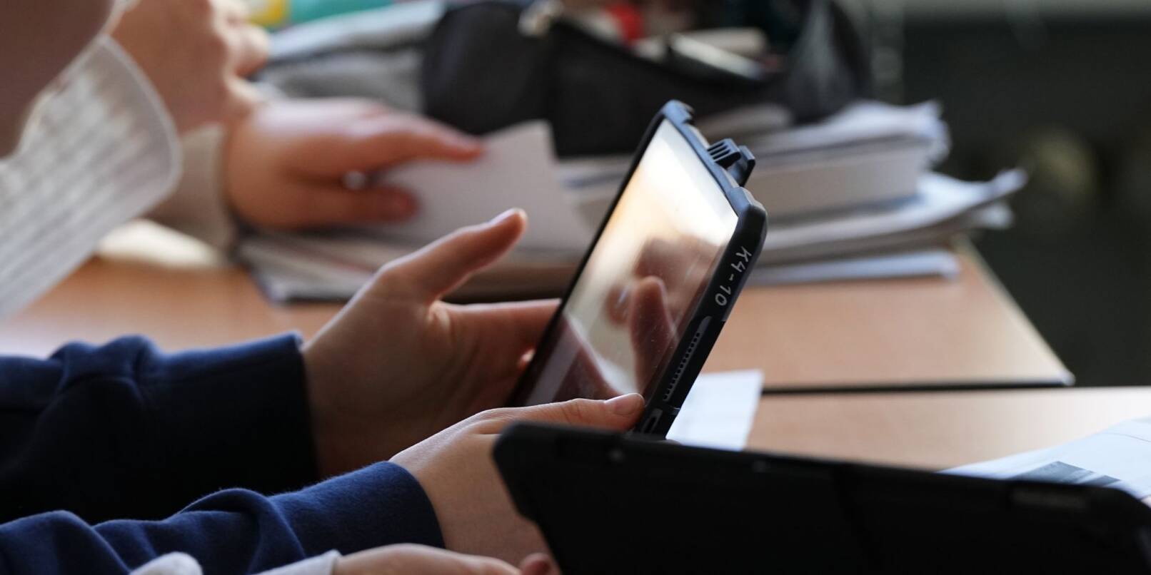 Schüler einer Grundschule in Berlin lösen im Unterricht an Tablets eine Aufgabe.