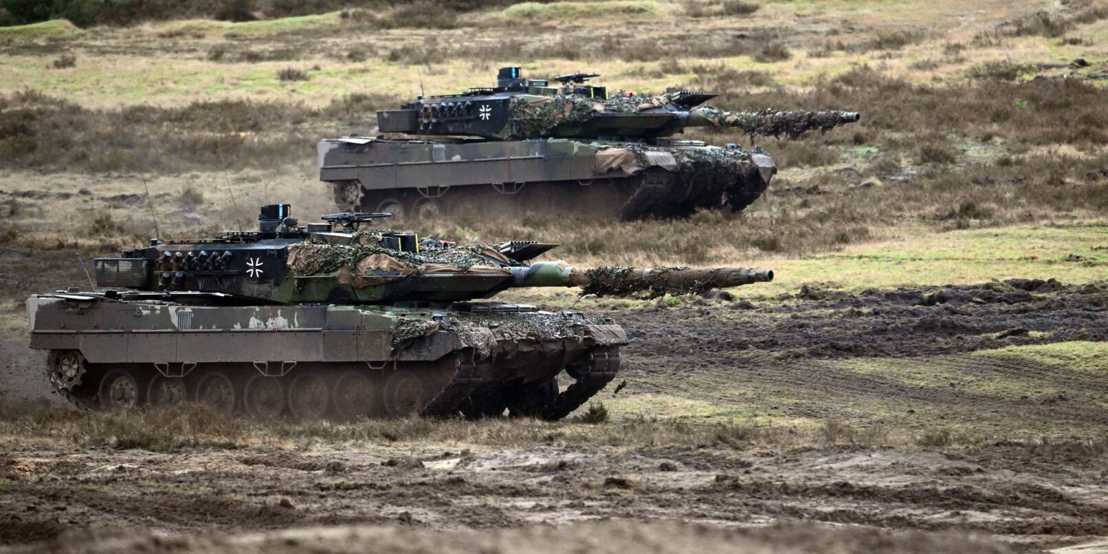 Zwei Leopard-2A6-Panzer auf einem Truppenübungsplatz der Bundeswehr (Archivbild).