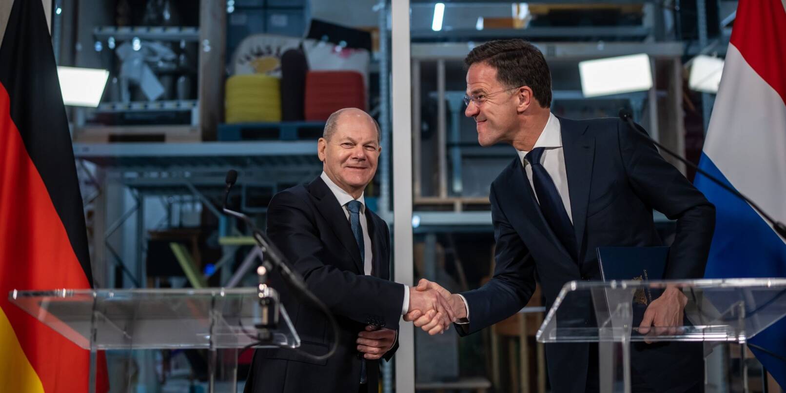 Handschlag in Rotterdam: Bundeskanzler Olaf Scholz und der niederländische Ministerpräsident Mark Rutte bei einer Pressekonferenz im Rahmen der deutsch-niederländischen Regierungskonsultationen.