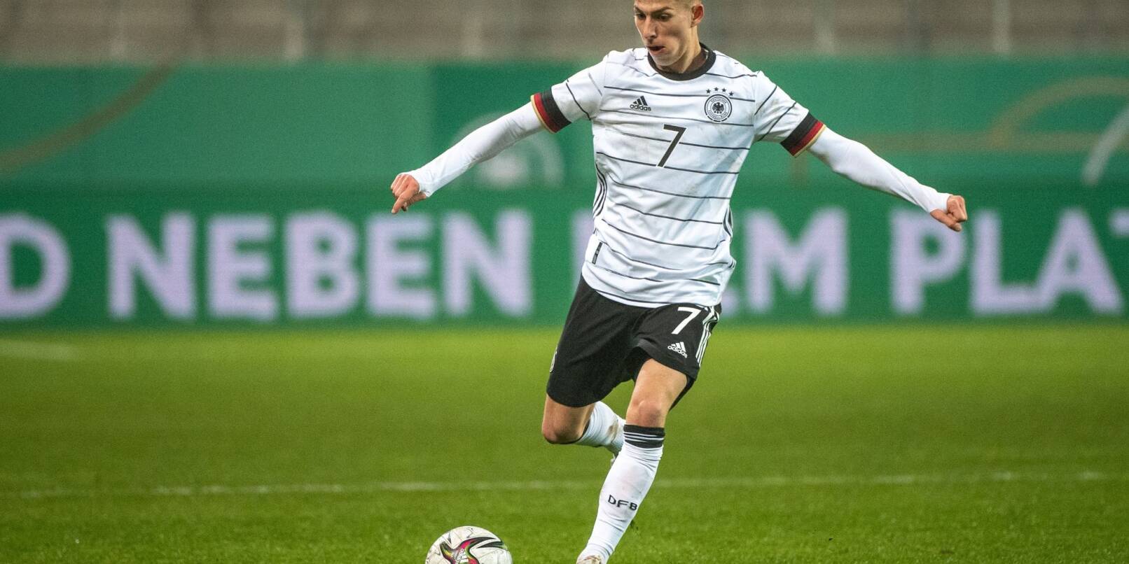 Der frühere Juniorennationalspieler Nick Bätzner wechselt zum SV Wehen Wiesbaden.