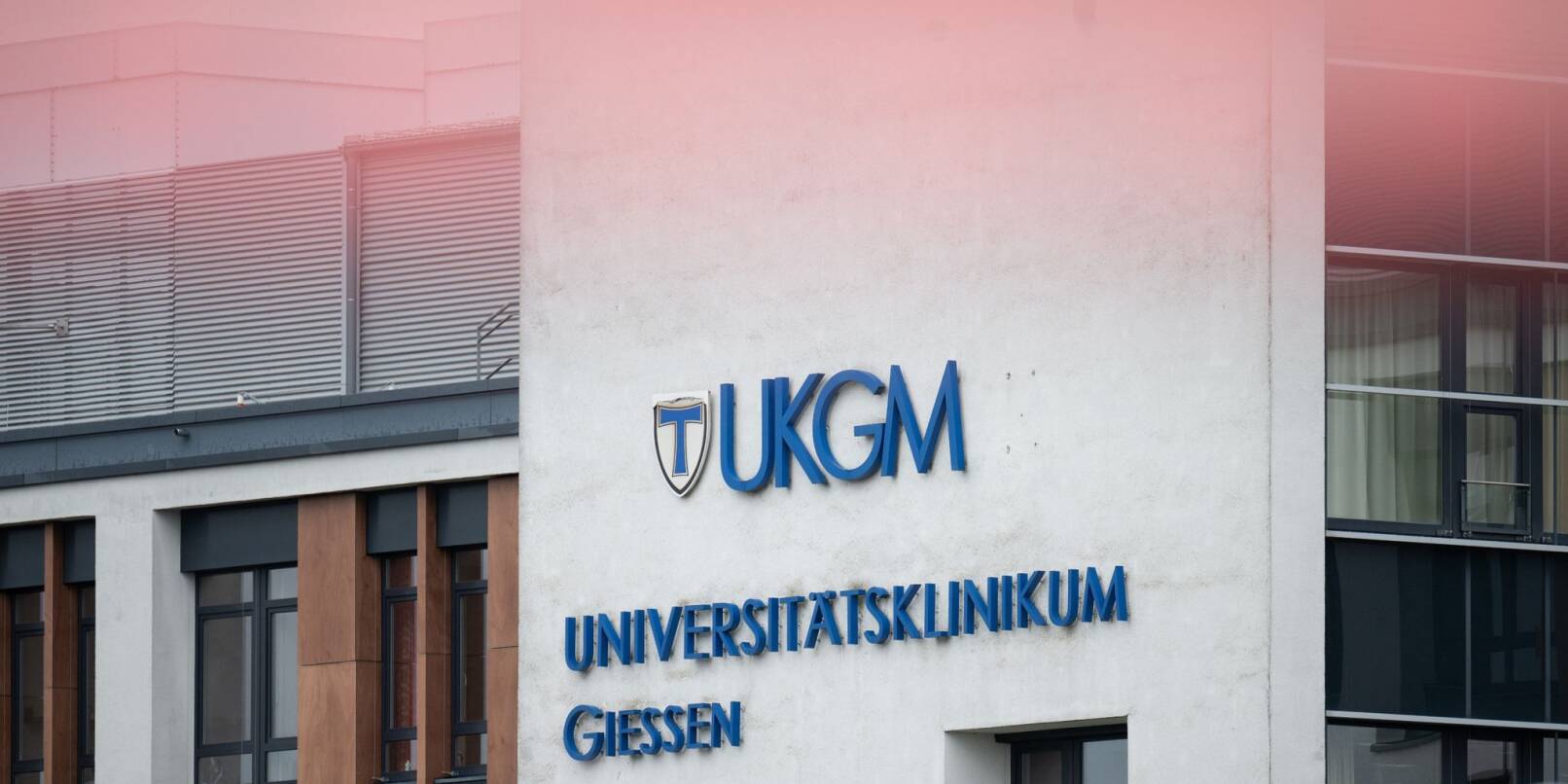 Blick auf das Hauptgebäude des Universitätsklinikums Gießen und Marburg (UKGM).