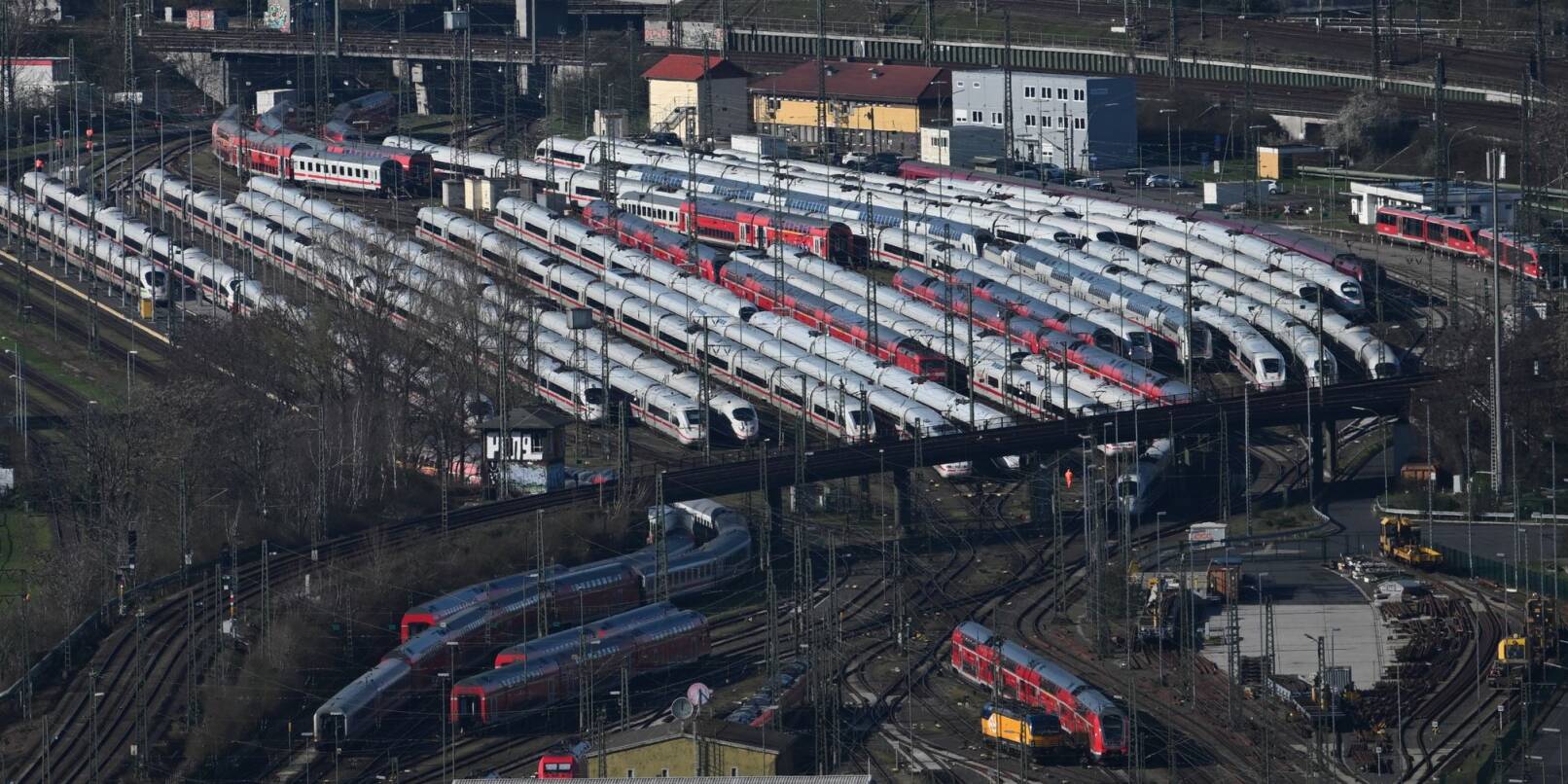 ICE's stehen nebeneinander auf einem Gleisfeld unweit des Frankfurter Hauptbahnhofs.