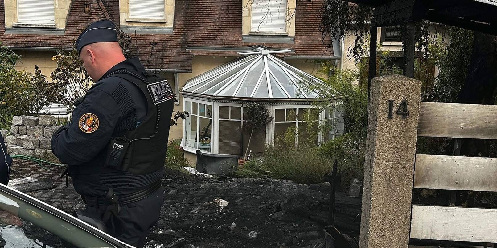Ein Polizist steht vor dem Haus des Bürgermeisters Vincent Jeanbrun. Randalierer hatten das Haus in der Nacht mit einem Auto gerammt und Feuer gelegt. Ein Polizist steht vor dem Haus des Bürgermeisters Vincent Jeanbrun. Randalierer hatten das Haus in der Nacht mit einem Auto gerammt und Feuer gelegt.