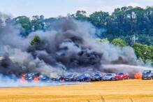 Feuer auf Parkplatz: 15 Autos beschädigt 
