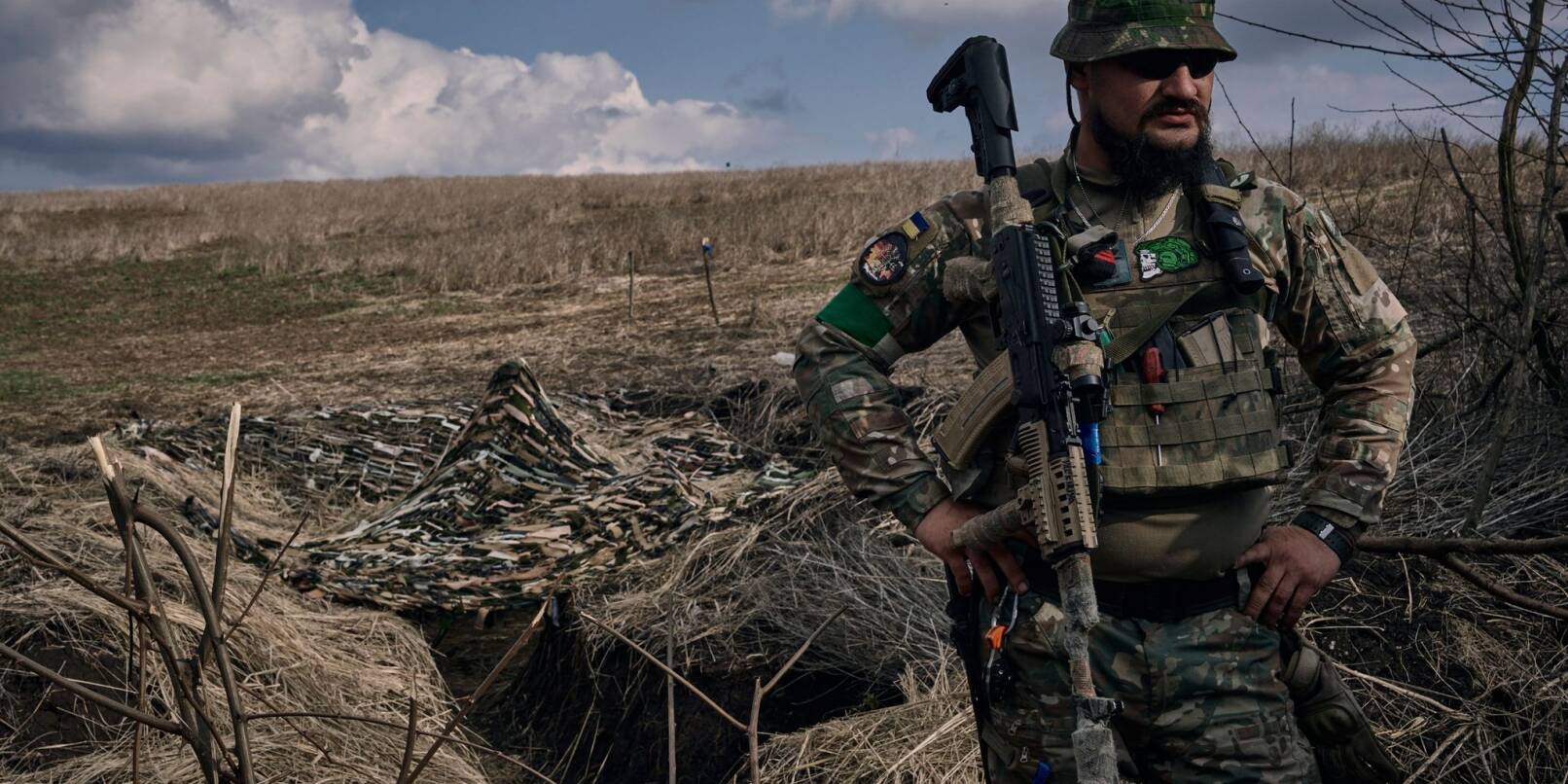 Ein ukrainischer Soldat steht in der Nähe eines Schützengrabens an der Frontlinie in der Nähe von Bachmut.