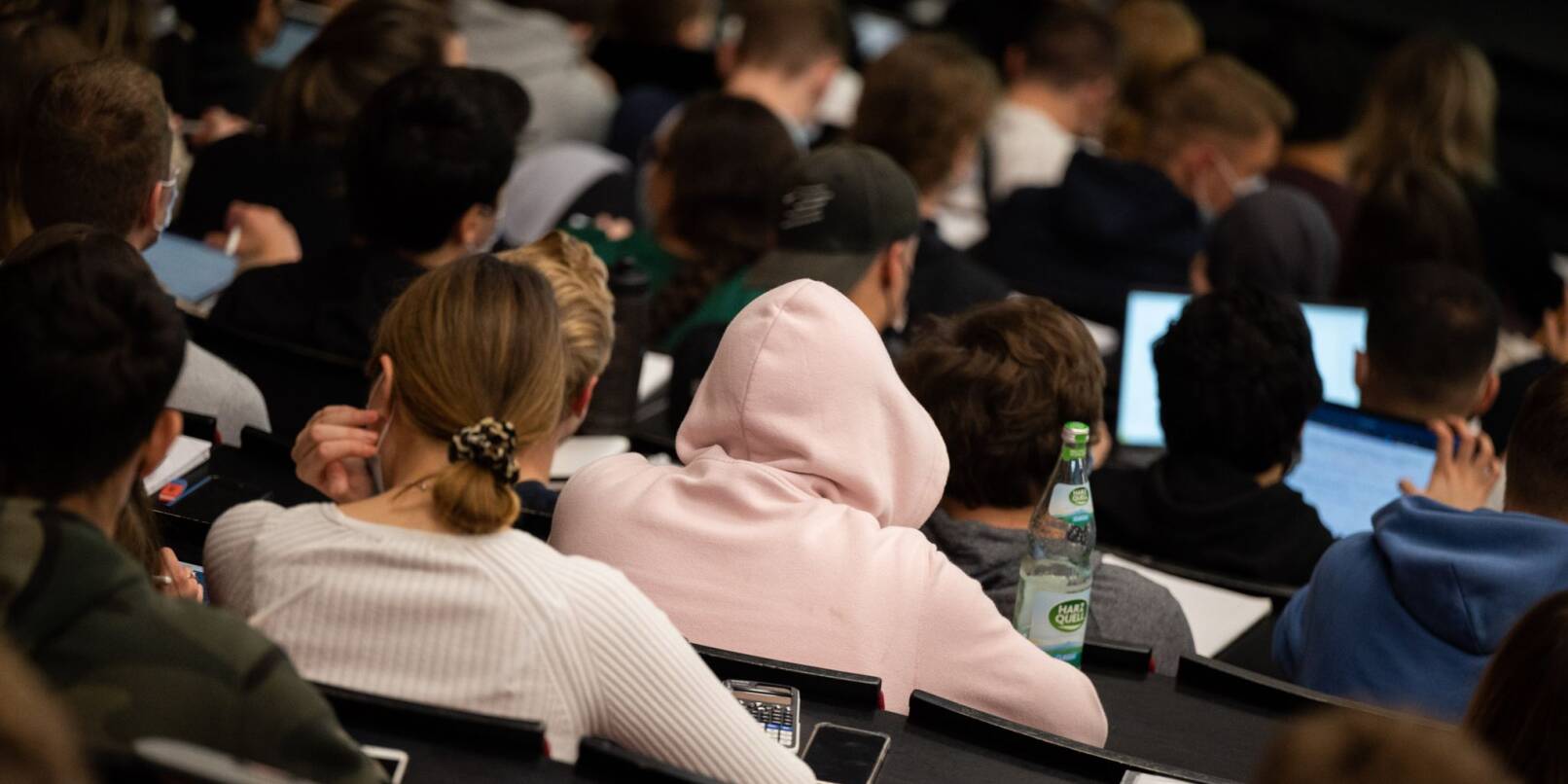 Studenten sitzen in einer Vorlesung im Hösaal einer Universität.
