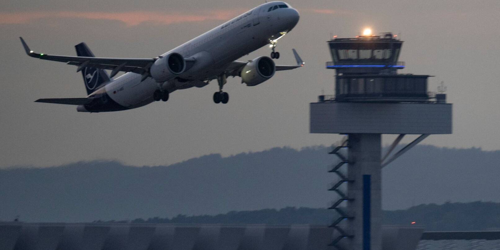 Eine Passagiermaschine startet auf dem Flughafen Frankfurt.