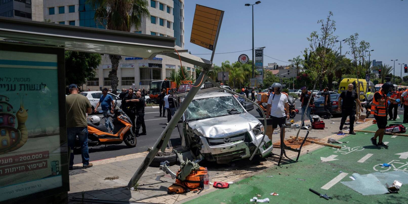 Israelische Sicherheitskräfte sind am Ort des mutmaßlichen Anschlags in Tel Aviv im Einsatz.