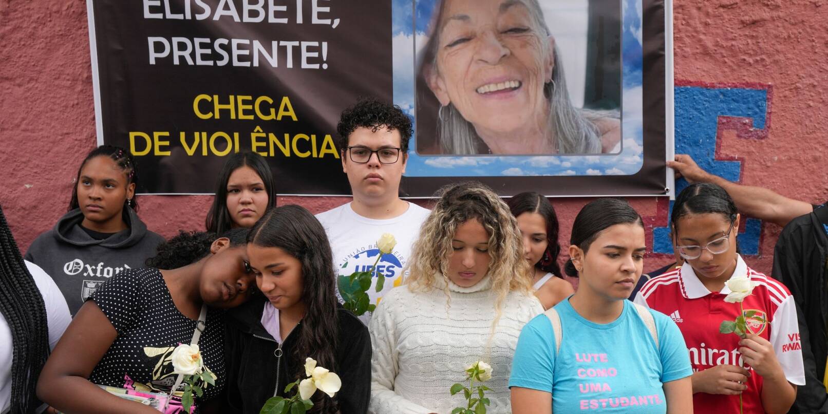 Schülerinnen und Schüler der betroffenen Schule in São Paulo trauern um die getötete Lehrerin.
