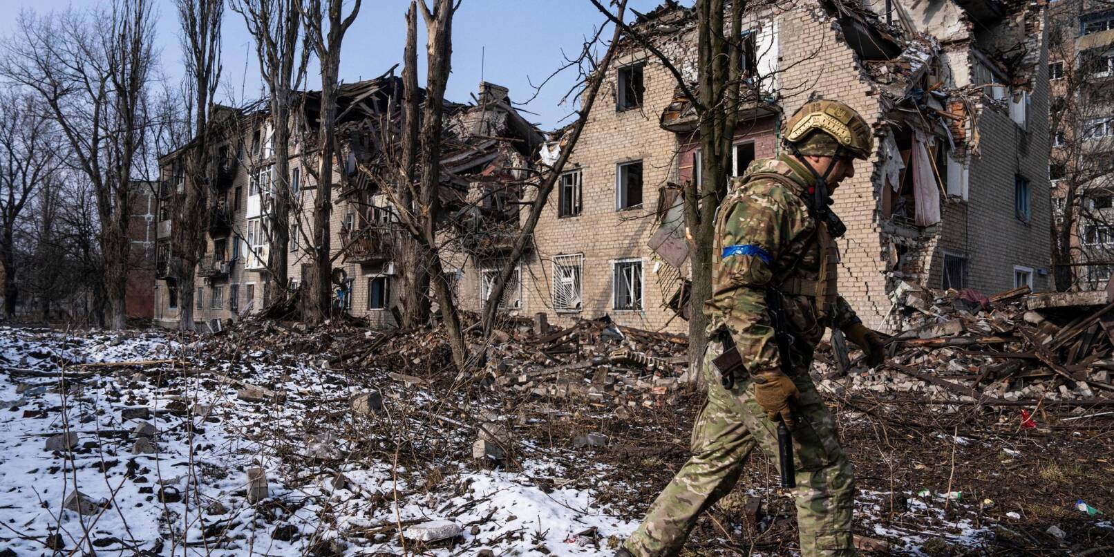 Ein ukrainischer Soldat vor einem zerstörten Wohnhaus in der ostukrainischen Stadt Awdijiwka.