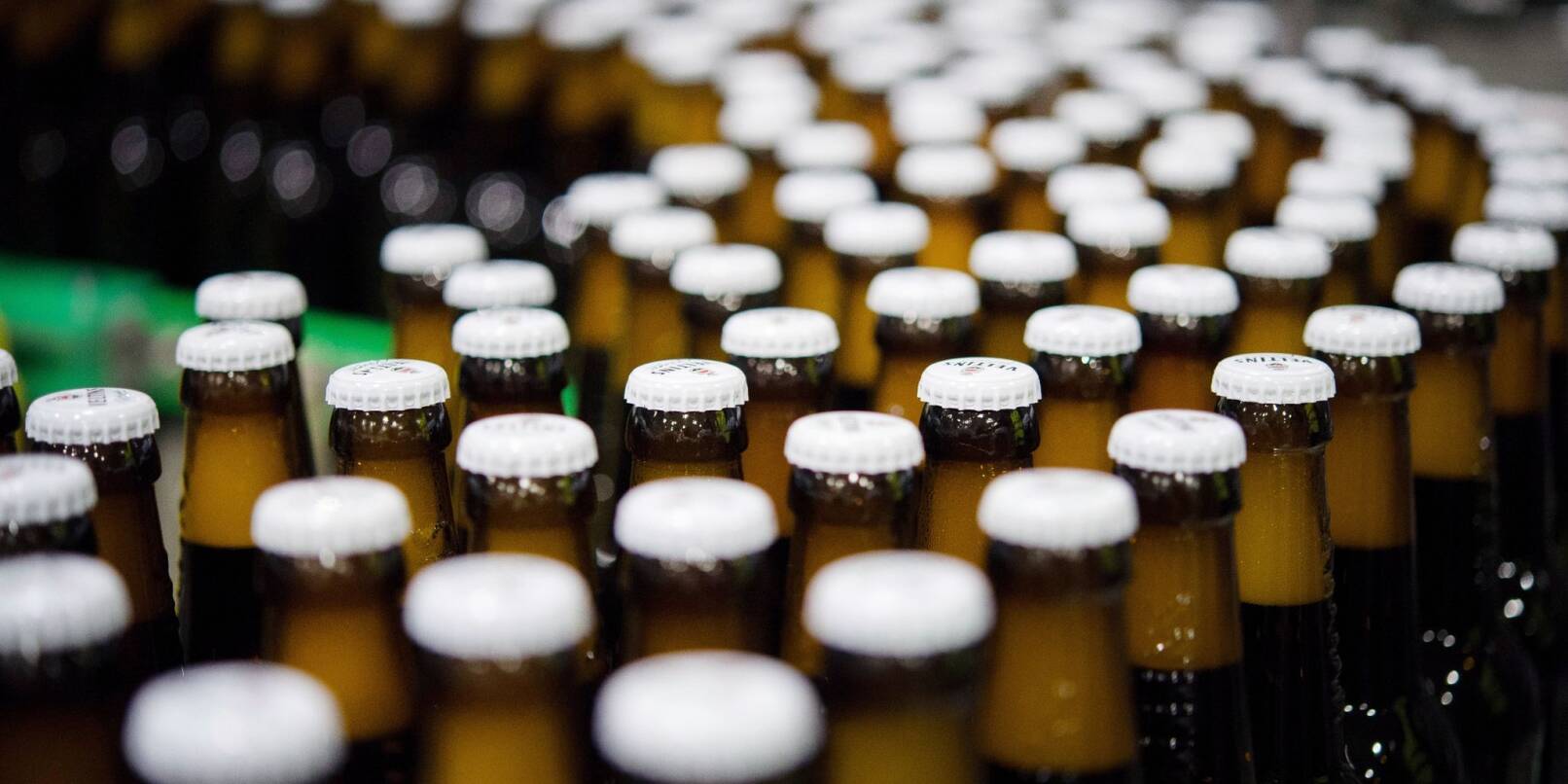 Bierflaschen mit Kronkorken in der Produktion einer Brauerei: Die Preise ziehen an.