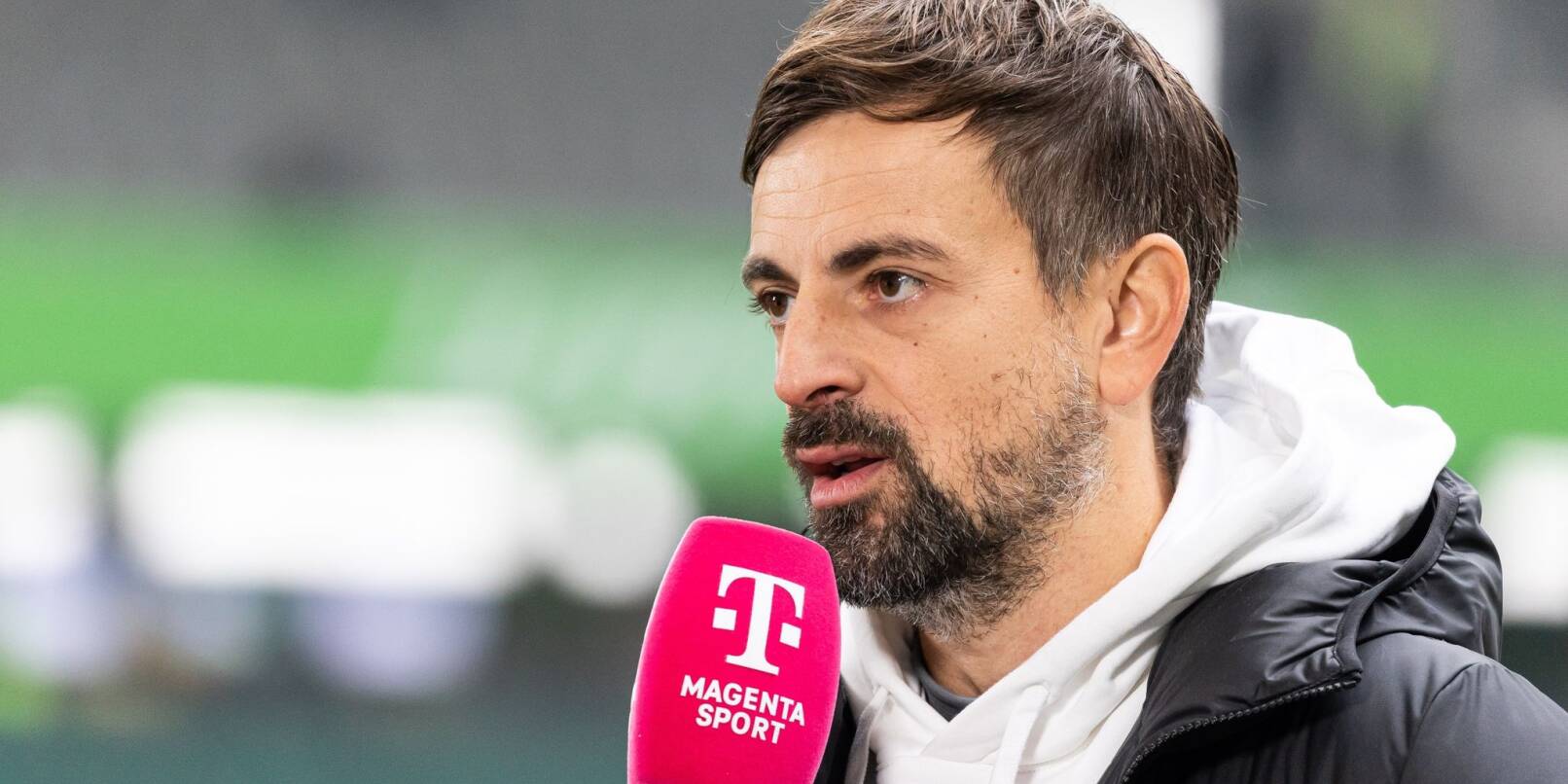 Frankfurts Trainer Niko Arnautis gibt ein Interview.