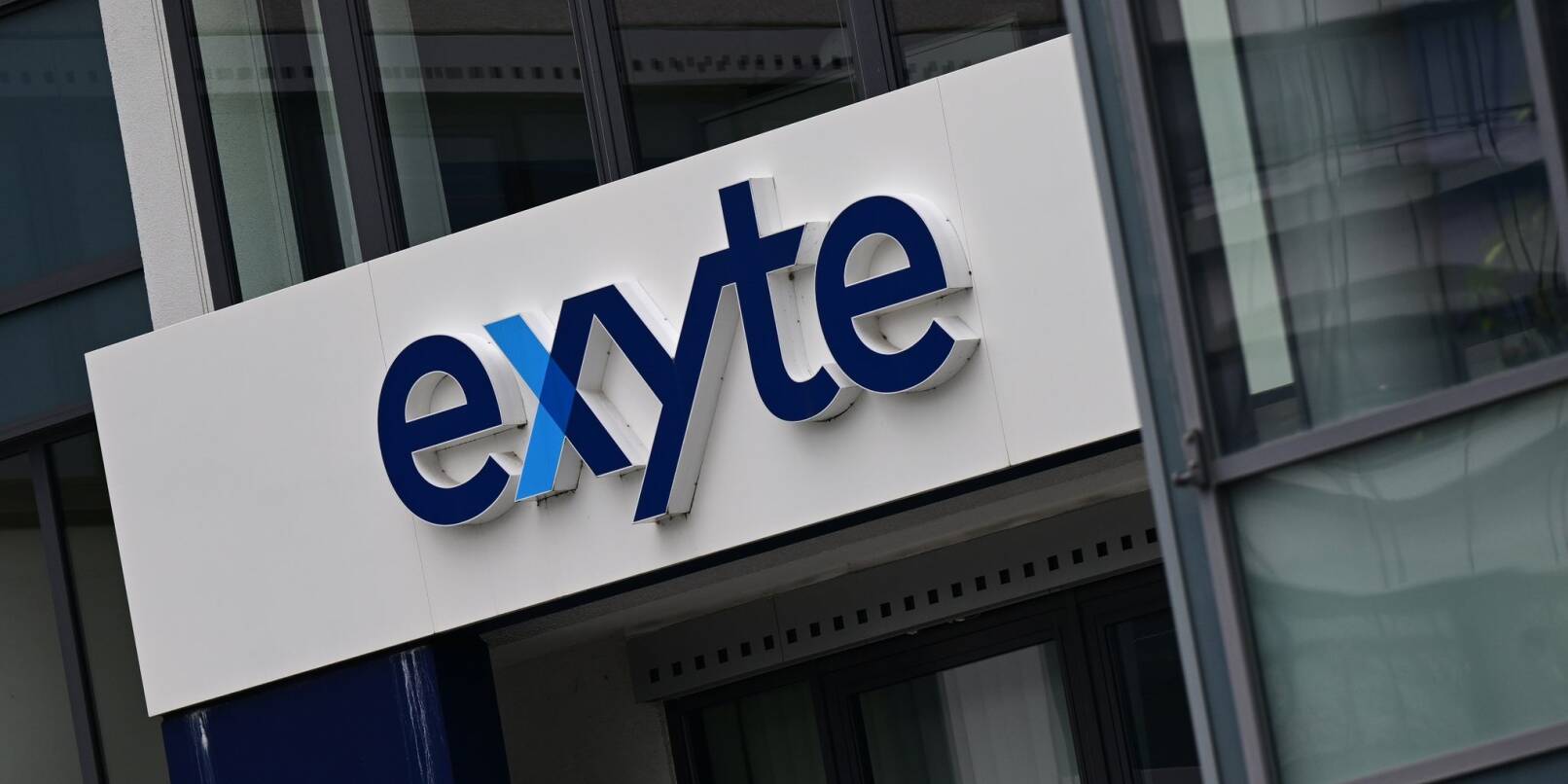 Das Logo der Firma Exyte an einem Verwaltungsgebäude am Hauptsitz in Stuttgart.