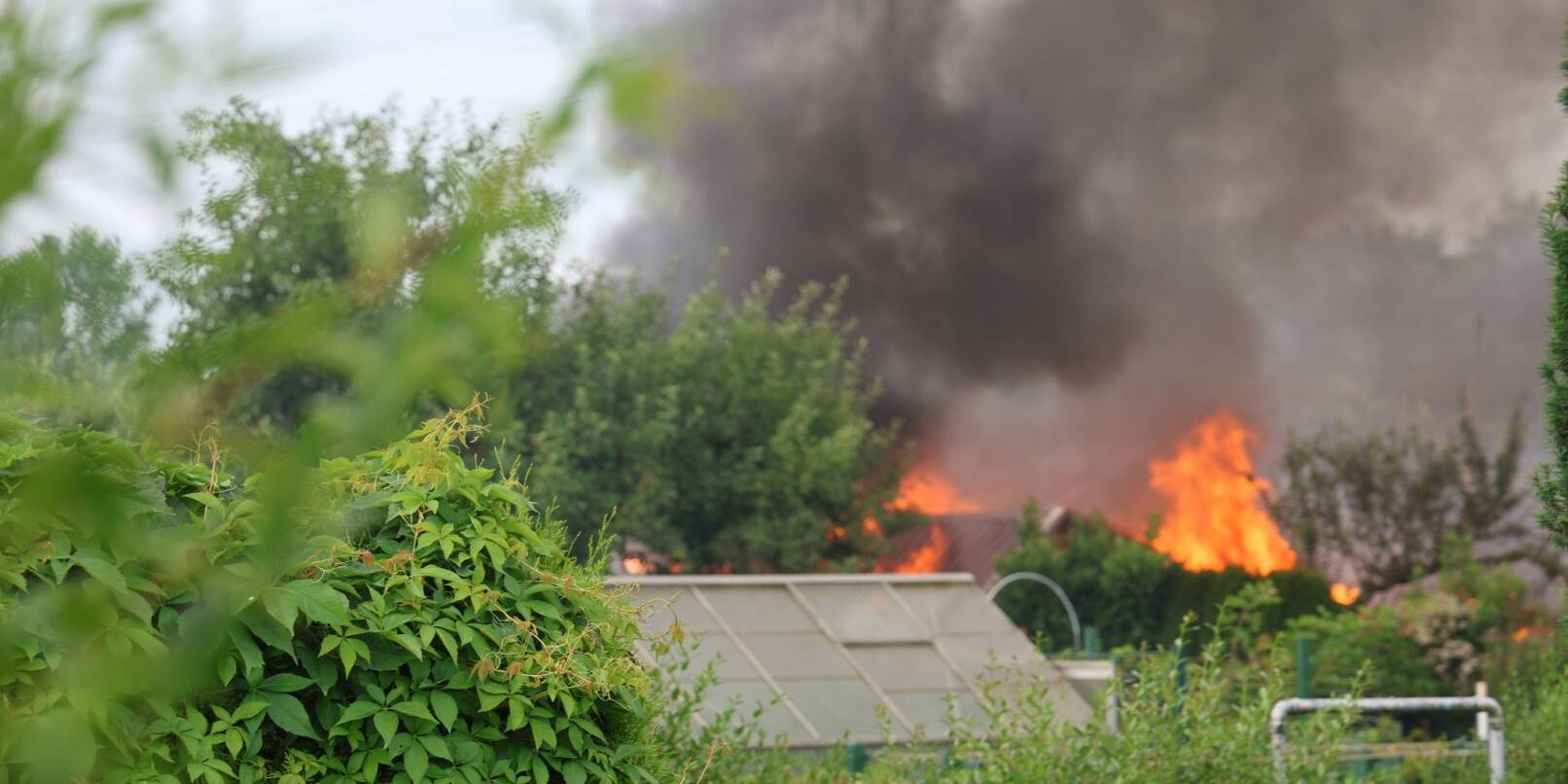 Mehrere Gartenhütten stehen in Neu-Ulm an der Grenze von Bayern und Baden-Württemberg in Brand.