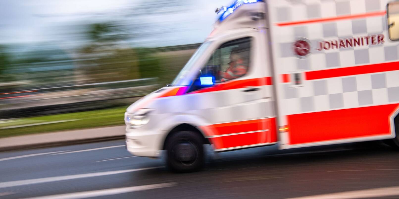 Ein Rettungswagen auf Einsatzfahrt. Ein Rettungswagen auf Einsatzfahrt.
