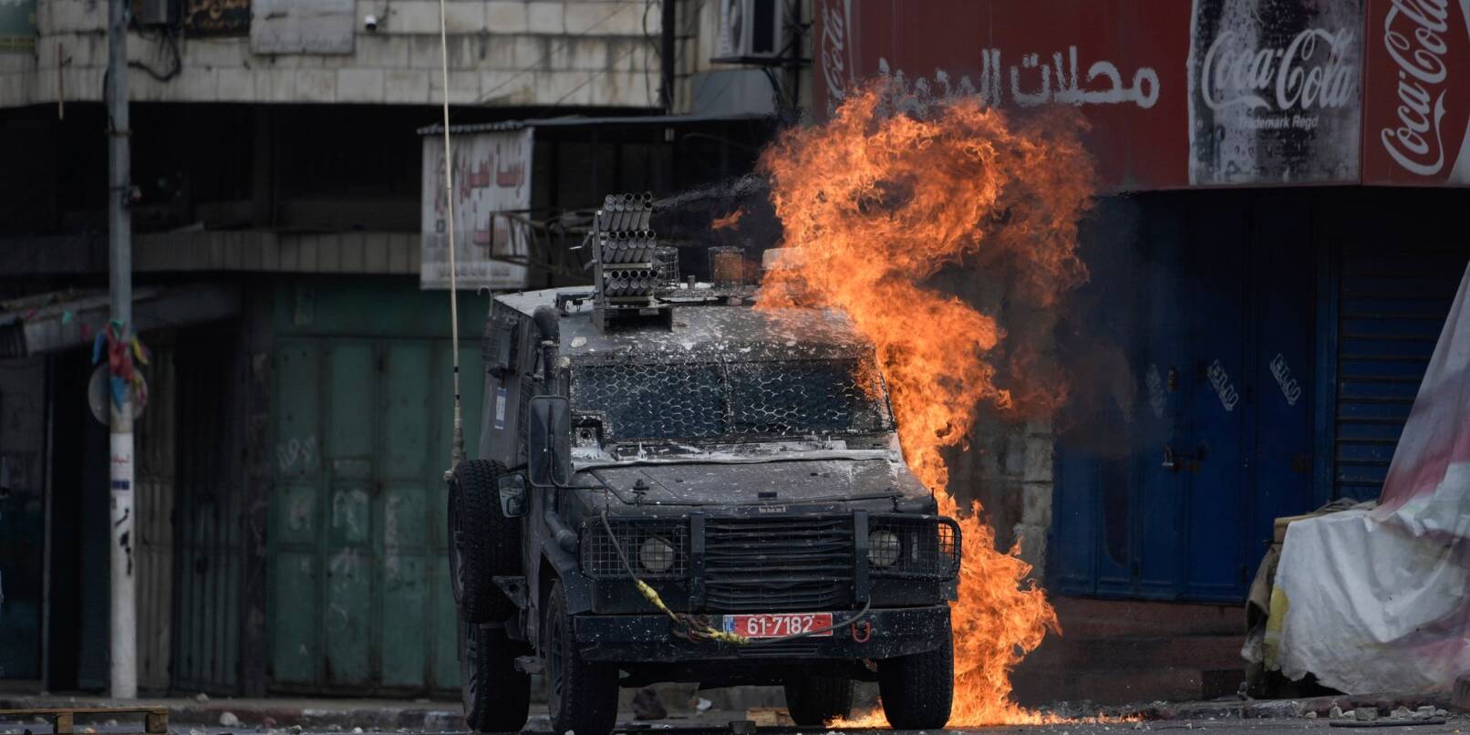 Ein von einem palästinensischen Demonstranten geworfener Molotowcocktail explodiert auf einem israelischen gepanzerten Fahrzeug in Nablus.