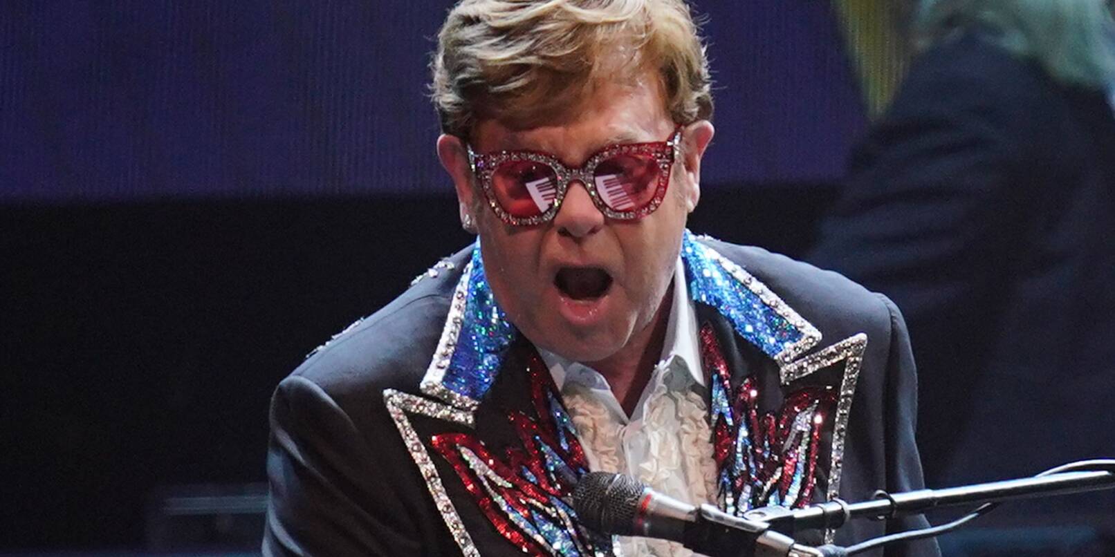 Pop-Star Elton John tritt bei seinem Konzert der Abschiedstournee «Farewell Yellow Brick Road» in der Tele2 Arena auf.