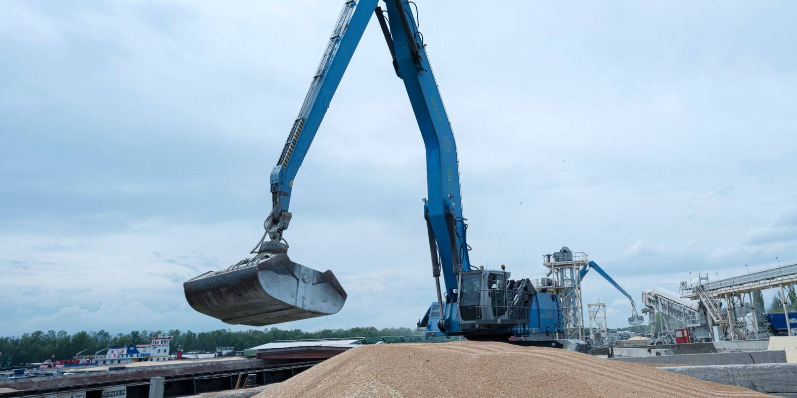 Ein Bagger verlädt in einem Getreidehafen im ukrainischen Ismajil Getreide in ein Frachtschiff.