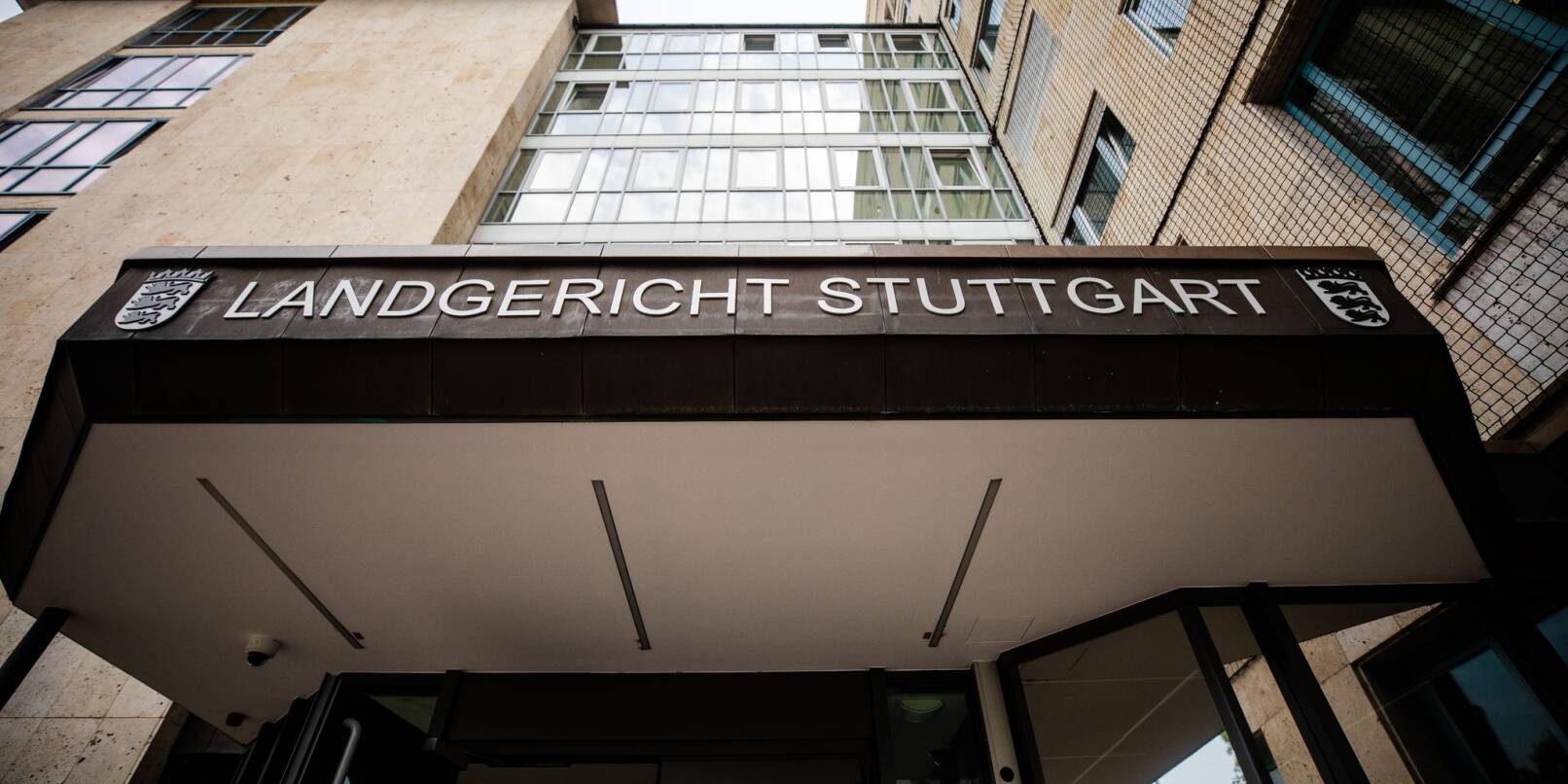 «Landgericht Stuttgart» steht am Gerichtseingang.