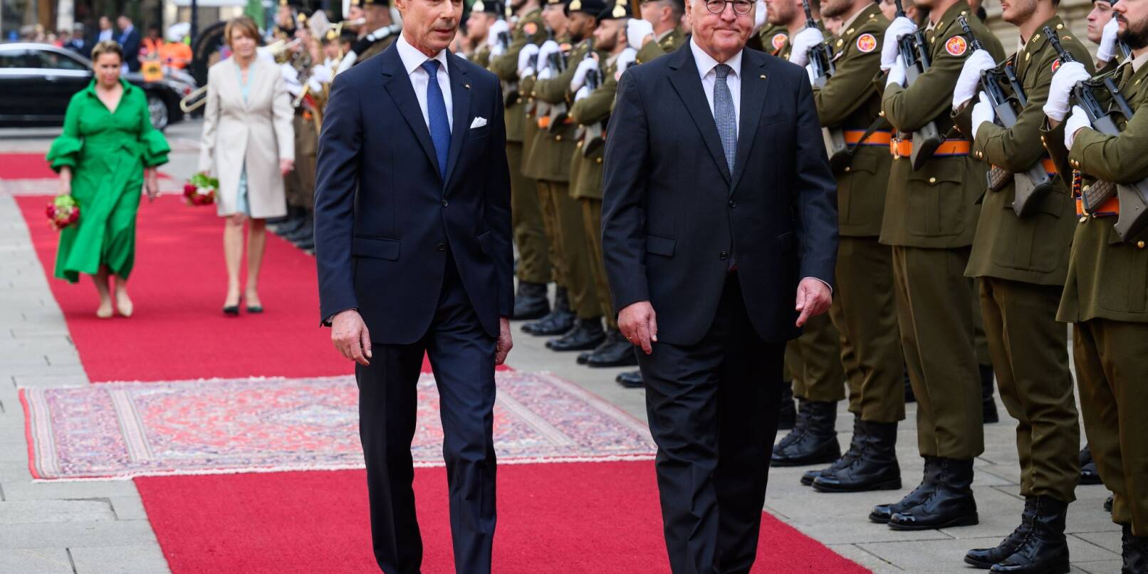Bundespräsident Frank-Walter Steinmeier (r) wurde von Großherzog Henri von Luxemburg mit militärischen Ehren begrüßt.